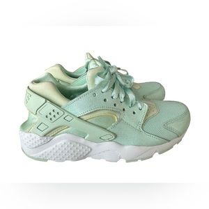 Nike Huarache Run SE Igloo Green 6.5 Youth | 8 Women Running Sneakers. b15